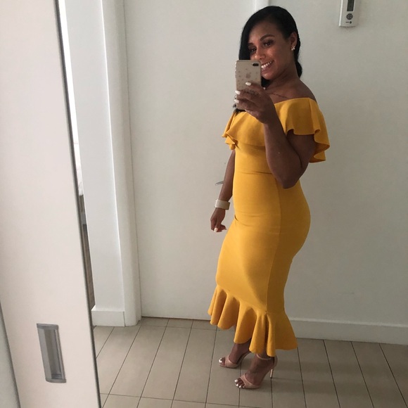 Off shoulders Beautiful Dress. With 🏷 - Picture 2 of 2